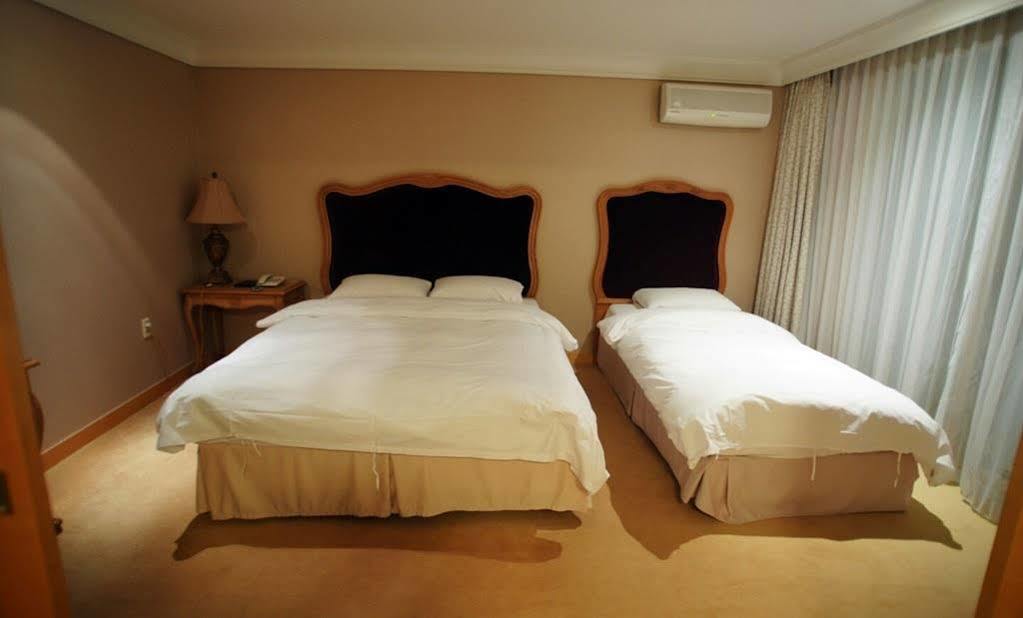 Lake Hills Jeju Resort Согвипхо Экстерьер фото
